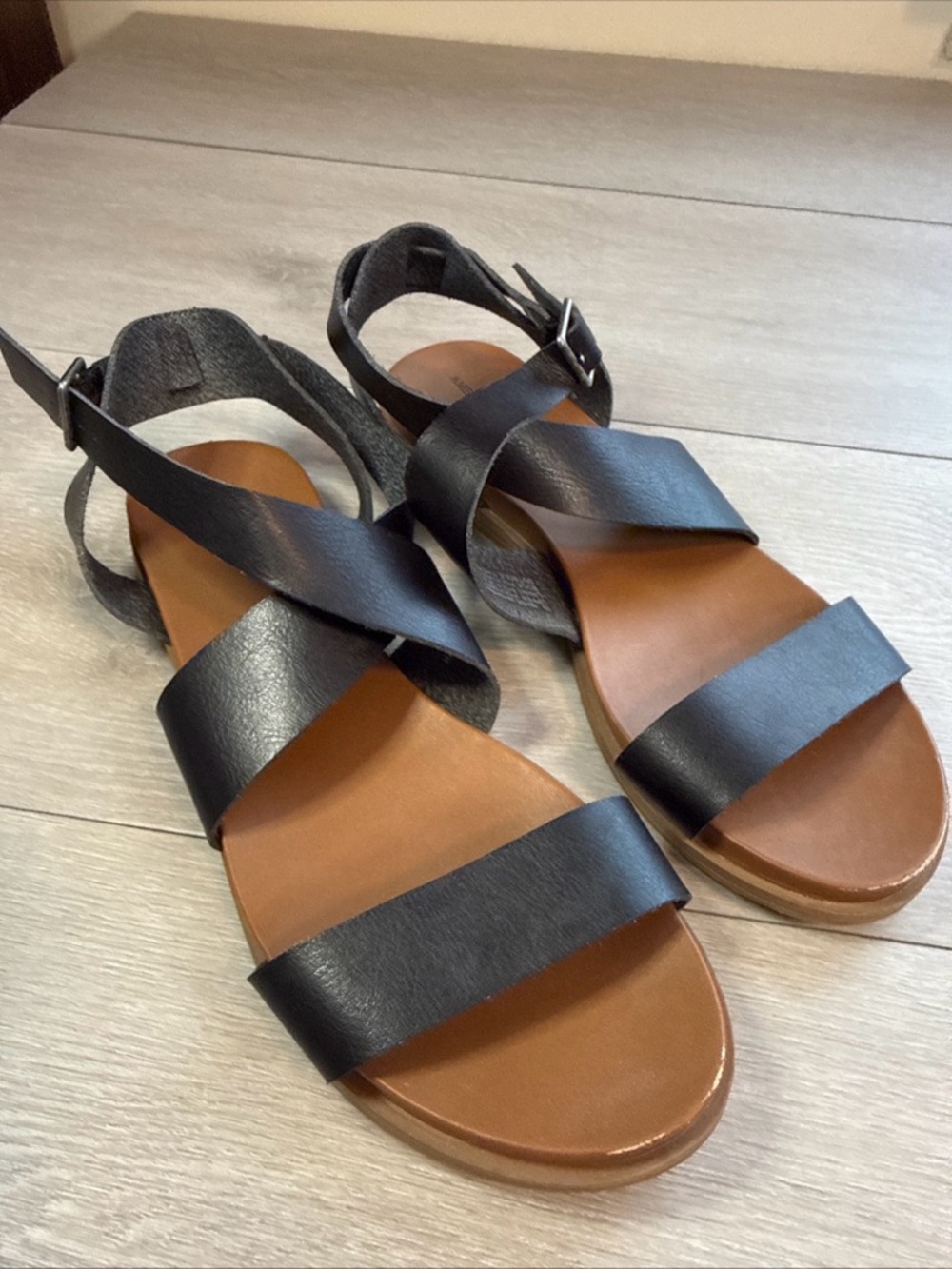 American Eagle Size 10 Faux Leather Criss Cross Ankle Strap Sandals